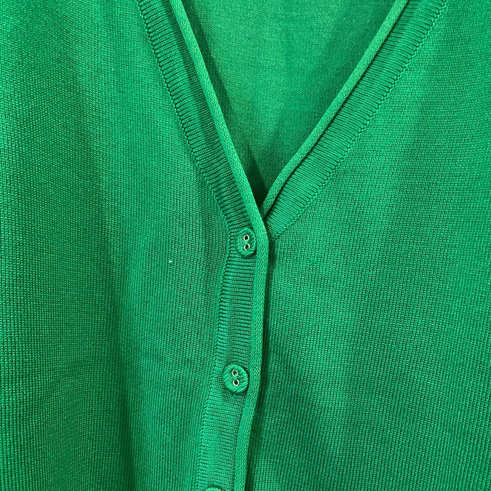 Kelly green v neck cardigan. Long sleeved